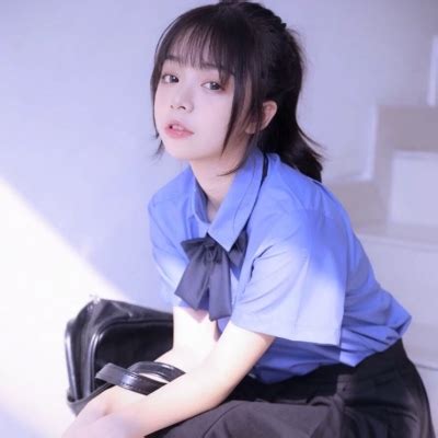 女生头像温柔干净白色