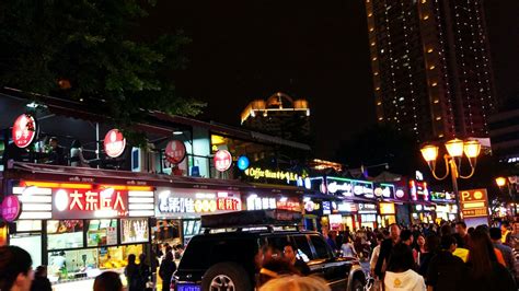 【携程攻略】重庆八一路好吃街餐馆,在解放碑步行街的隔壁一条街，街道两边都是土特产商店和小吃店。人头…