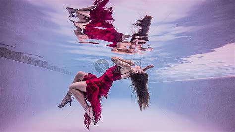 穿红裙子漂浮在水里的女孩高清图片下载-正版图片501869820-摄图网