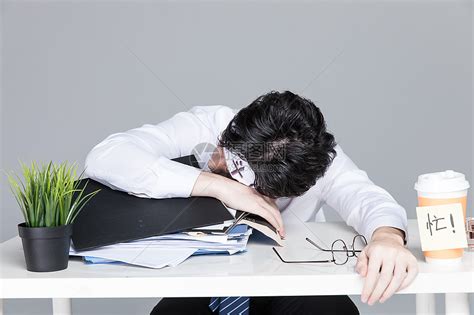 工作压力大疲惫不堪的男青年高清图片下载-正版图片501055679-摄图网