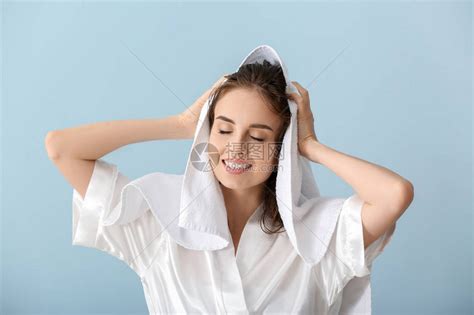 美丽的年轻女子在洗完头发后用高清图片下载-正版图片503462001-摄图网