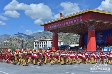 西藏自治区成立50周年群众游行活动今天在拉萨布达拉宫广场举行。图为驻村方队。人民网记者 赵纲摄