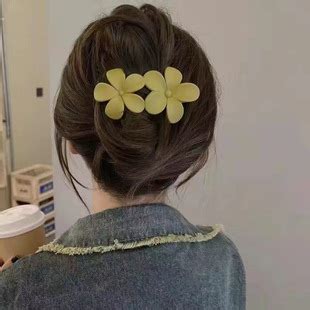小夹子发型甜美女生头像
