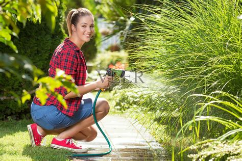 年轻女子浇灌花园照片摄影图片_ID:161022216-Veer图库