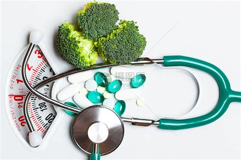 饮食健康,饮食控制,体重控制保健理念特写绿色西兰花听诊器药丸白色鳞片上,两者的选择高清图片下载-正版图片300878881-摄图网