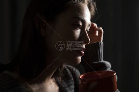 喝咖啡的美女图片-坐在咖啡店里喝咖啡的美女素材-高清图片-摄影照片-寻图免费打包下载