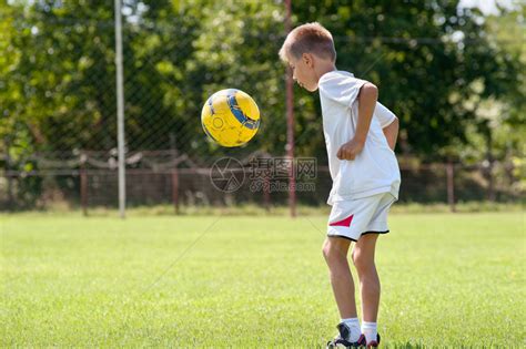 “双减”之后，运动场上孩子变多了 四岁娃,踢球有模有样-新华网