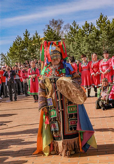 蒙古族「萨满法师」 丹麦摄影师 Ken Hermann 拍摄于中国内蒙。 萨满教是古代蒙古人的原始宗教，因通古斯语称巫师为萨满，故得此称谓。