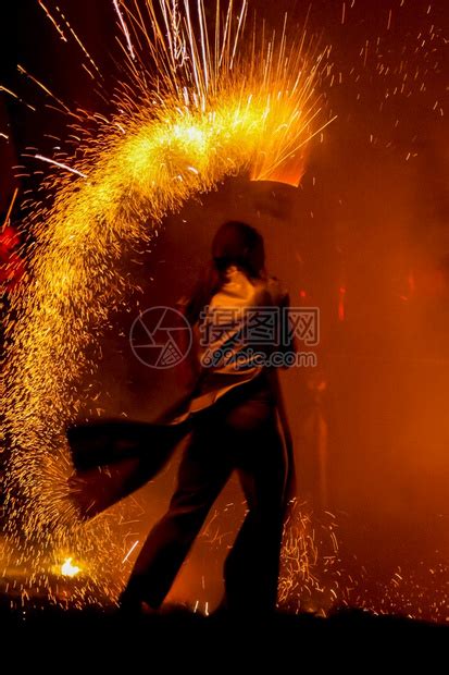 在街道附近的惊人火灾表演炽盛舞蹈文化高清图片下载-正版图片307548225-摄图网