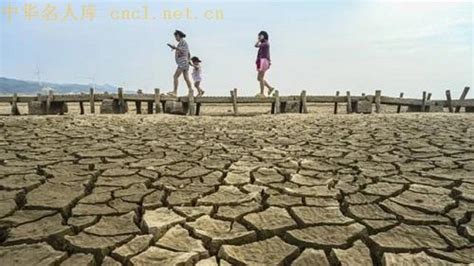 江西干旱持续达70余天：3个月内降水减少7成，鄱阳湖水域缩8成湖床刮起“沙尘暴”_凤凰网视频_凤凰网