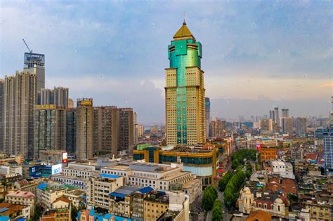 武汉城市地标夕阳地标平安大厦航拍摄影图配图高清摄影大图-千库网