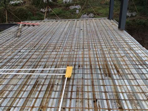 楼板瓦安装--宜宾妙祥钢结构工程有限公司