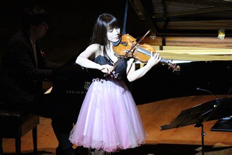 女小提琴家。高清摄影大图-千库网