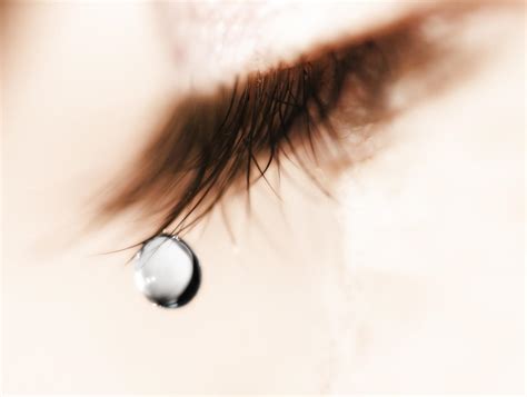 闭上眼睛的女人哭与眼泪在黑色的背景。—高清视频下载、购买_视觉中国视频素材中心