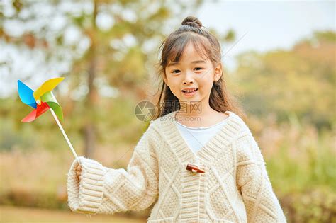 小女孩玩风车高清图片下载-正版图片501508236-摄图网