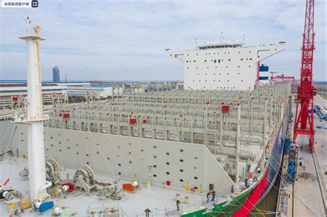 世界最大双燃料集装箱船在上海交付 可装23000个国际标准集装箱