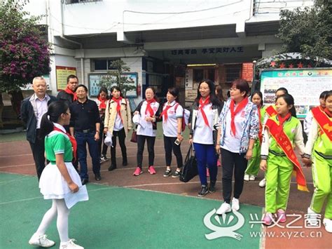 贵州一小学"另类"校长教娃唱侗歌，还带出一支乡村女子足球队_平凡之光-梨视频官网-Pear Video