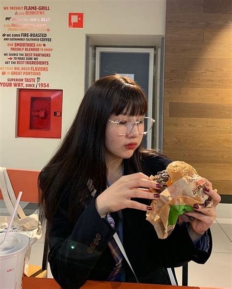 温柔女生头像吃东西