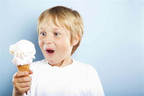 冰淇淋,儿童,面部表情,精神振作,拿着,冰淇淋蛋卷,刺激,吃,夸张,激励,摄影素材,汇图网www.huitu.com