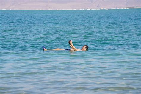 为什么不会游泳的人掉入死海不会被淹死 | 冷饭网