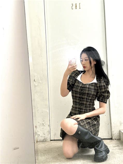 甜美女生歪头笑头像