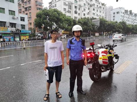 粗心考生忘带准考证，碧江交警骑警队冒雨护送助其快速取回
