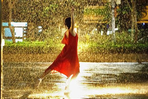 如何拍出欢快的气氛？——经典之作《雨中曲》导演讲解“雨中歌唱”片段拍摄|影视工业网CineHello