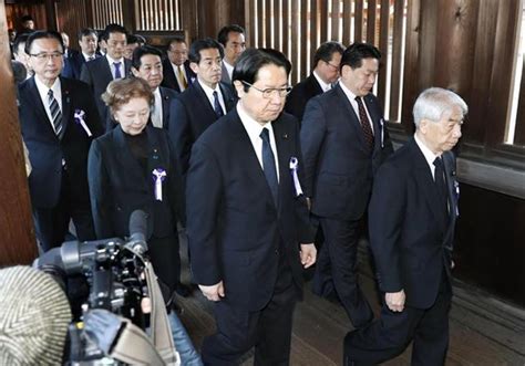 日本近60名议员参拜靖国神社 包括安倍内阁成员_凤凰资讯