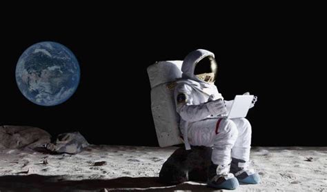 太空漫步的宇航员图片-包图网