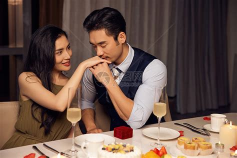 熊黛林吻男人图片