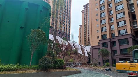 巴中一小区抗滑桩垮塌致高楼受损 官方：受影响住户已安置到酒店，正调查原因