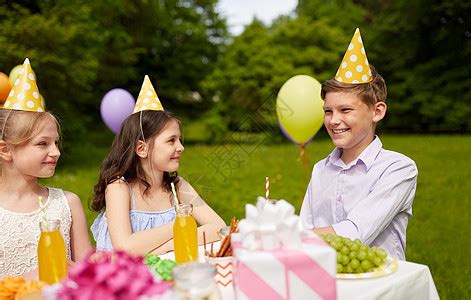夏季花园快乐的孩子生日聚会高清图片下载-正版图片300129709-摄图网