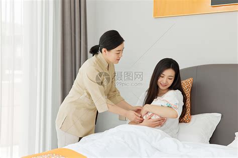 月嫂陪产后母亲照顾新生婴儿高清图片下载-正版图片502384381-摄图网
