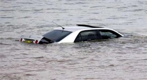 汽车掉入水中，为什么很多人逃不出来？这下总算明白了_搜狐汽车_搜狐网