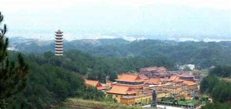 江西九江修水县一个大镇，是全国重点镇，拥有兜率寺景区
