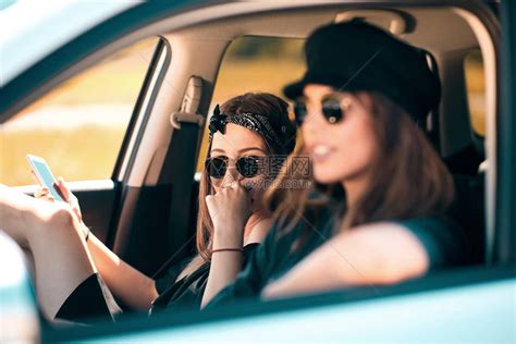 两个女孩在车里开车一个女孩开车和其他使用智高清图片下载-正版图片505368864-摄图网