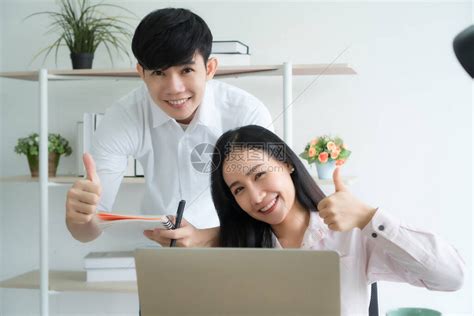 亚洲年轻人聪明自信使用笔记本电脑在家中快乐安全地工作宅在高清图片下载-正版图片503827258-摄图网