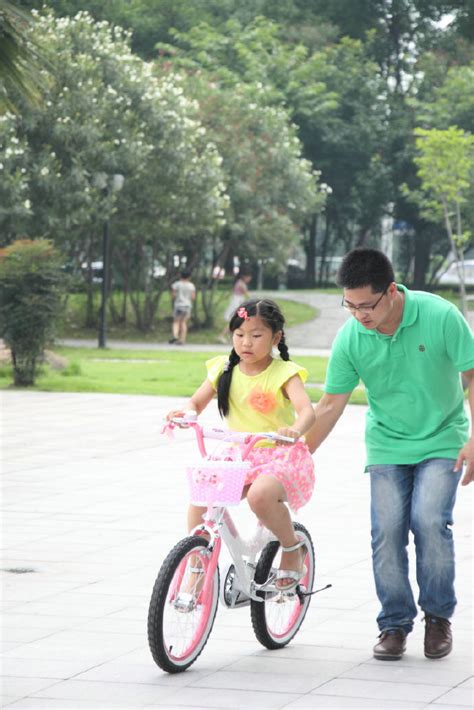年轻女士雨中撑伞骑车摔倒，切记，撑伞骑车很危险 | 晨镜头 - 周到上海