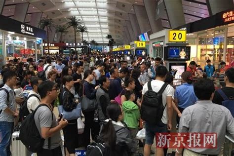 暴雨天气多趟列车晚点 北京南站大量乘客滞留_凤凰资讯