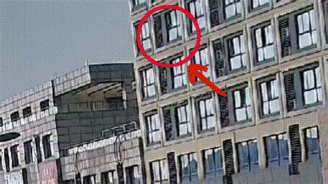 南京一老人从三楼坠落，众人扯被子接住_凤凰网视频_凤凰网