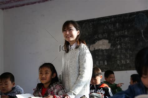 乡村女教师和小学生在教室里高清摄影大图-千库网