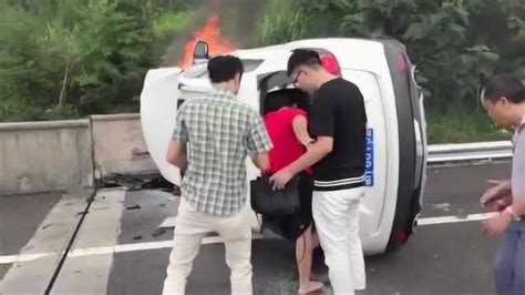 马自达高速发生车祸着火，好心路人机智救出伤者_腾讯视频