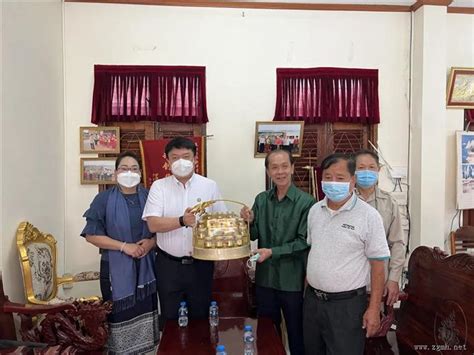 老挝苏发努冯大学孔子学院一行访问老挝琅勃拉邦新华学校