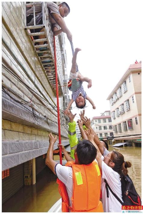 民警划艇救出母子4人 “托举哥”救助落水老伯-南方都市报·奥一网