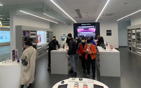 京东线下店突破1000家：黑科技加持，打造新奇的购物体验_天极网