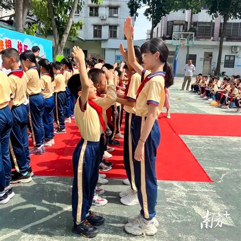 “我们入队啦！”红领巾飘扬在胸前，禅城多所小学举行入队仪式_少先队员_年级_成长