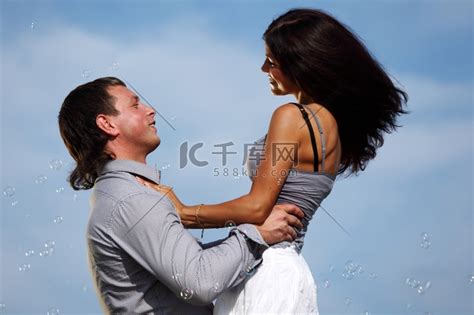 男人和女人在天空中拥抱美女人物特写高清摄影大图-千库网