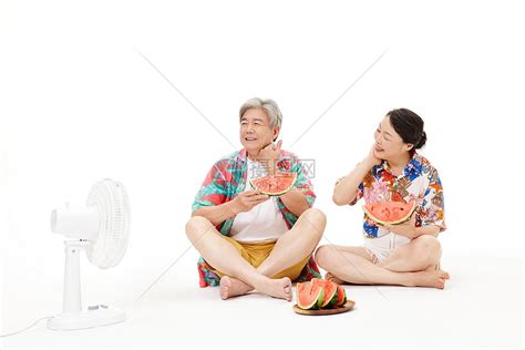 吹风扇乘凉的老年夫妻吃西瓜高清图片下载-正版图片501772175-摄图网