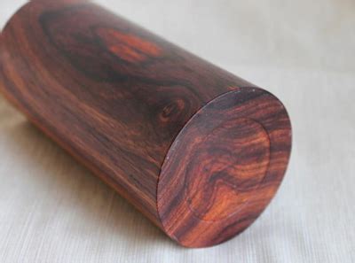 北方最硬的木头，木质坚硬能做兵器，质地光滑如玉，散发清香