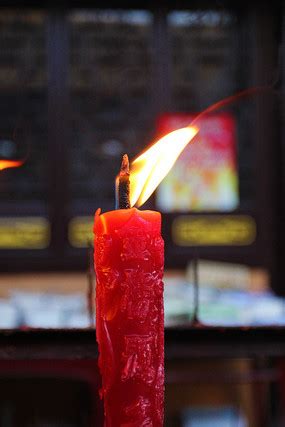 蜡烛在空气中和在氧气中燃烧现象分别是什么？